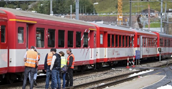 Varios policías inspeccionan el accidente de un tren en una estación en Andermatt, en el centro de Suiza. EFE/Urs Flueeler