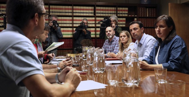 Los cuatro alcaldes de la Margen Izquierda de la ría de Bilbao, durante la reunión mantenida con el comité de empresa de La Naval. EFE/LUIS TEJIDO