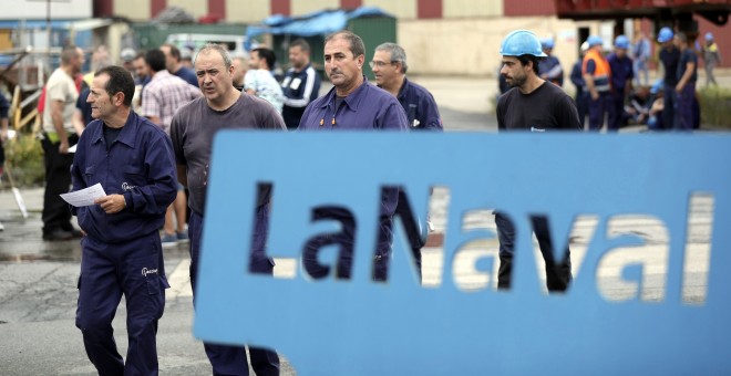 Trabajadores del astillero de La Naval, en Sestao (Bizkaia), escuchan la lectura del comunicado donde han exigido a los Gobiernos español y vasco y a la SEPI la creación de una mesa de negociación para 'la búsqueda de una solución de estabilidad y futuro