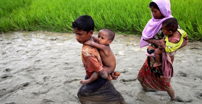 Una familia entra a Bangladesh después de huir de Birmania por el paso de Teknaf. - EFE