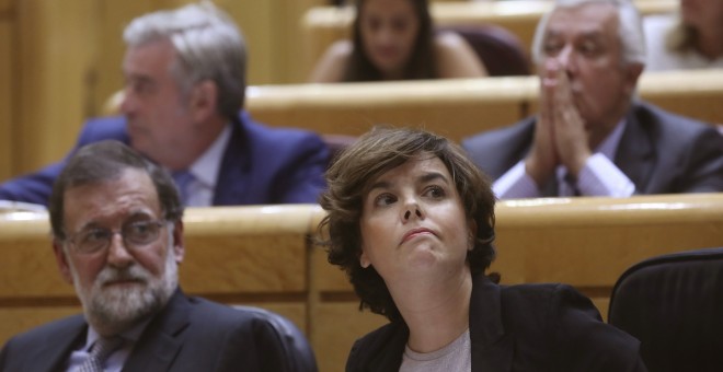 El presidente del Gobierno, Mariano Rajoy, junto a la vicepresidenta, Soraya Sáenz de Santamaría, durante la sesión de control al Ejecutivo, en el pleno del Senado. EFE/Kiko Huesca