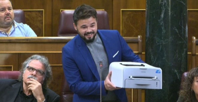 Rufián saca una impresora en el Congreso.