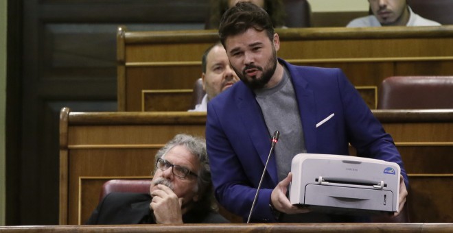 El portavoz adjunto de ERC en el Congreso, Gabriel Rufián, muestra desde su escaño una impresora en defensa del referéndum independentista del 1 de octubre, durante la sesión de control al Gobierno en el Congreso de los Diputados. EFE/Fernando Alvarado