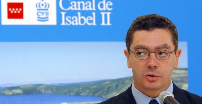 Alberto Ruiz Gallardón, durante una visita que realizó en 2002 para inaugurar el laboratorio de análisis del agua del Canal de Isabel II en Madrid. EFE/Fernando Alvarado