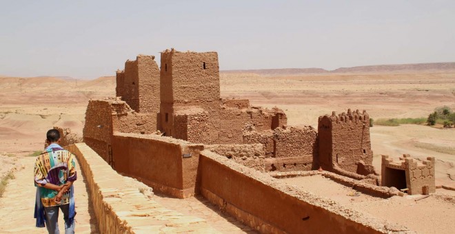 Un guía pasea por Aït Ben Haddou (Ouarzazate) , un pueblo de casas de adobe rodeados de altas murallas, el ksar, un tipo tradicional de arquitectura marroquí pre sahariana, y declarado patrimonio mundial de la UNESCO. IRENE BENEDICTO