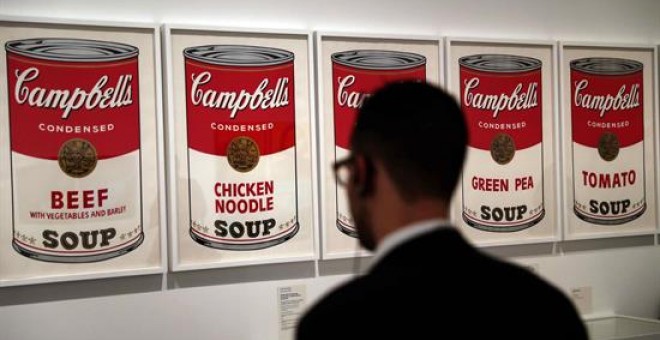 La obra Sopa Campbell's' de 1968, una de las más de 350 obras que forman parte de la exposición 'Warhol. El arte mecánico' en el Caixafórum de Barcelona, que recorre la trayectoria del artista estadounidense. EFE/Toni Albir