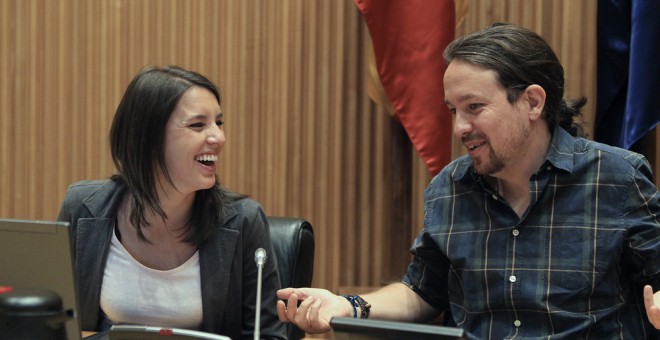 El secretario general de Podemos, Pablo Iglesias, y la portavoz de Unidos Podemos-En Comú Podem-En Marea , Irene Montero, al inicio de la primera reunión del grupo parlamentario de en este periodo de sesiones en el Congreso de los Diputados. EFE/Víctor Le