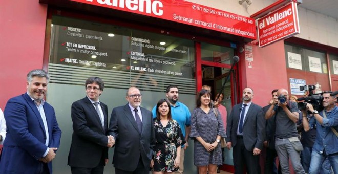 El president Carles Puigdemont visita la seu del setmanari el Vallenc / EFE