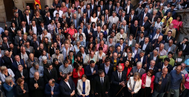 Puigdemont y Colau reciben a los más de 700 alcaldes citados por la fiscalía por apoyar el referéndum de 1 de octubre./REUTERS