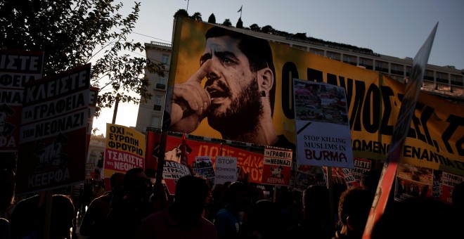 Los manifestantesllevan una pancarta del rapero antiofascista Pavlos Fyssas, en la marcha en recuerdo de su asesinato por un simpatizante del partido neonazi Amanecer Dorado. REUTERS/Alkis Konstantinidis