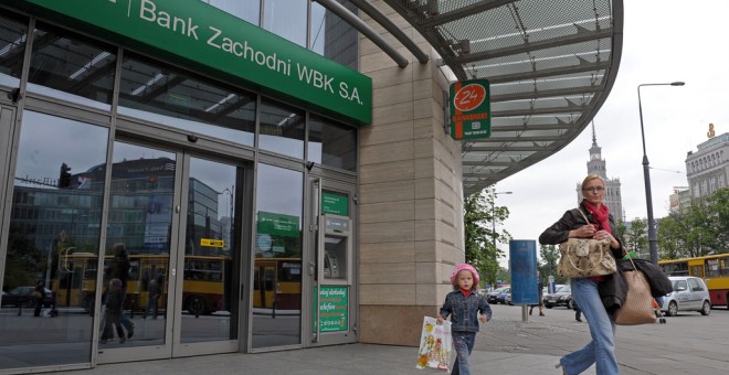 Ofician del Bank Zachodni WBK, propiedad del Banco Santander, en Varsocia (Polonia). AFP / Janek Skarzynski
