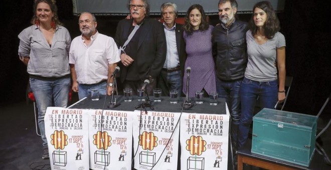 Los asistentes al acto a favor del referéndum soberanista en Catalunya organizado por la asociación 'Madrileños por el derecho a decidir' en el Teatro del Barrio, en Madrid. EFE/Emilio Naranjo