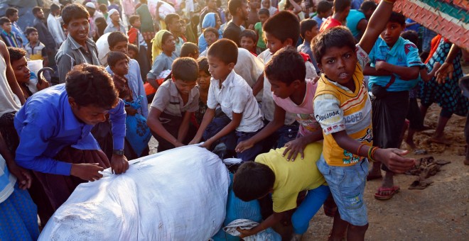 Niños rohinyás reciben ayuda en un campamento de refugiados de Bangladesh. REUTERS/Danish Siddiqui