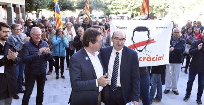 El alcalde de Oliana (Lleida), Miquel Sala (i), junto al alcalde de Pont de Suert (Lleida), José Antonio Troguet (d), a su llegada a los juzgados de la Seu d'Urgell (Lleida), donde ambos están citados a declarar ante la Fiscalía por su colaboración en el