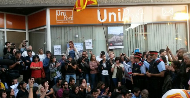 Concentració en protesta per la intervenció de la policia a la seu d'Unipost de Terrassa. JOEL KASHILA