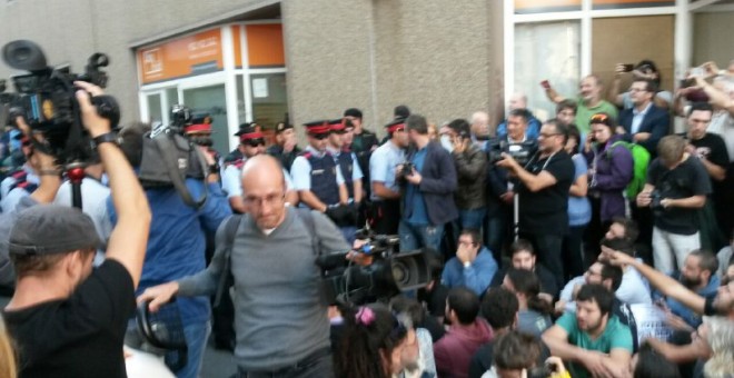 Desallotjament de la protesta pacífica davant la seu d'Unipost a Terrassa. JOEL KASHILA