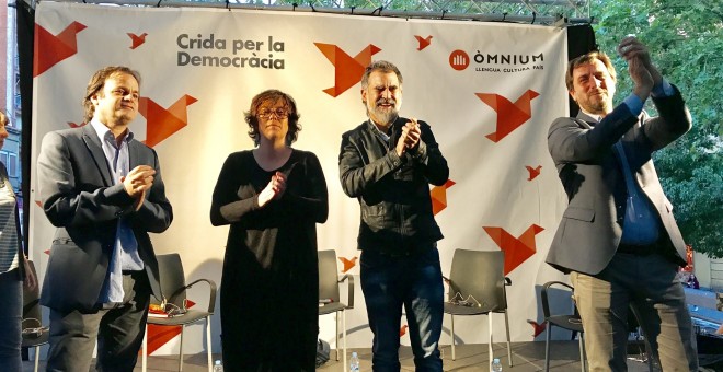 Jaume Asens, Eulàlia Reguant, Jordi Cuixart i Toni Comin en un acte de campanya a pel referèndum a Nou Barris / Europa Press