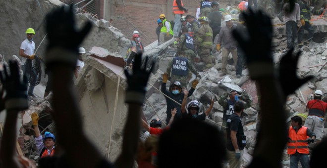 Miembros de la Marina de México, rescatistas y voluntarios realizan labores de rescate en Ciudad de México tras el terremoto que ha dejado más de 200 muertos. EFE
