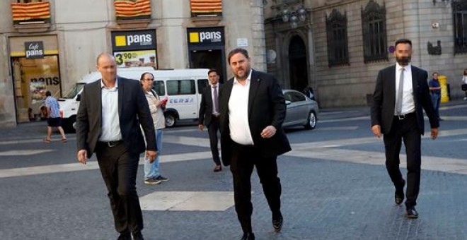 l vicepresidente de la Generalitat y conseller de Economía, Oriol Junqueras (c), llega al Palau de la Generalitat, poco después de que agentes de la Guardia Civil se personaran en la sede de la consellería de Economía en busca de documentación relacionada