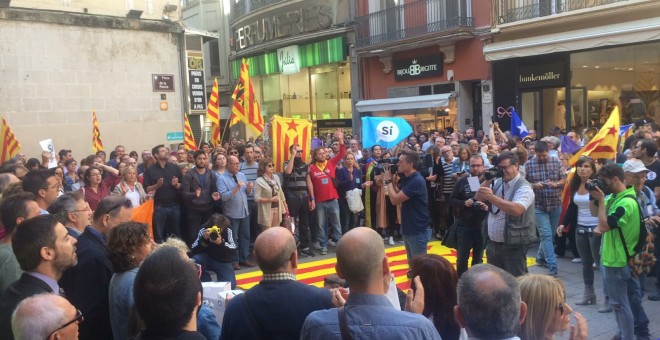 Concentració a la plaça de la Paeria de Lleida. MÒNICA MOMBIELA