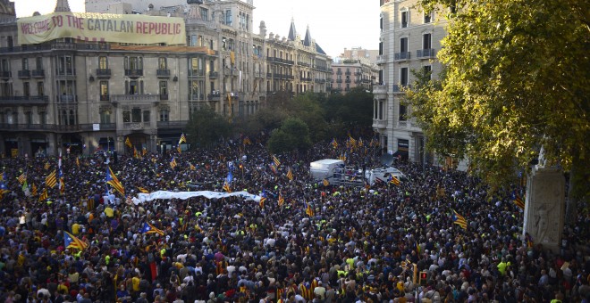 Pancarta con el lema 'Welcome to the Catalan Republic'. SERGIO BERNAL