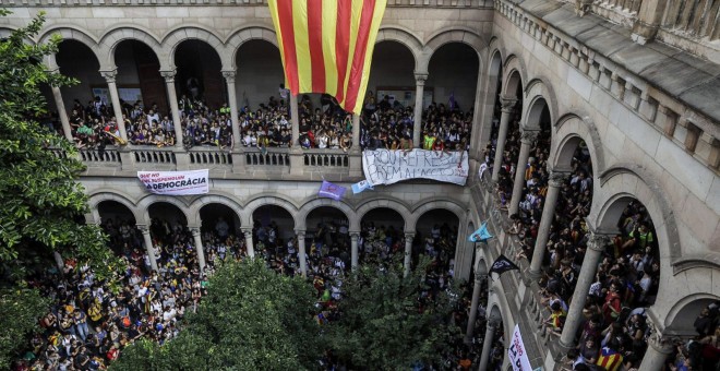 Unos 3.000 estudiantes ocupan el edificio histórico de la Universidat de Barcelona. XAVI HERRERO