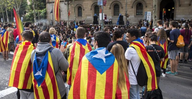 Centenares de estudiantes han cortado este viernes la Gran Vía de Barcelona en la plaza de la Universidad, donde han instalado una gran tarima con altavoces, para asistir a 'clases en la calle' y han ocupado el edificio histórico de la Universitat de Barc