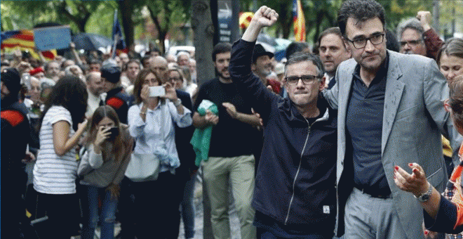 Josep Lluís Jové i Lluís Salvadó surten en llibertat i saluden ciutadans que els donen suport a les portes de la Ciutat de la Justícia / EFE Andreu Dalmau