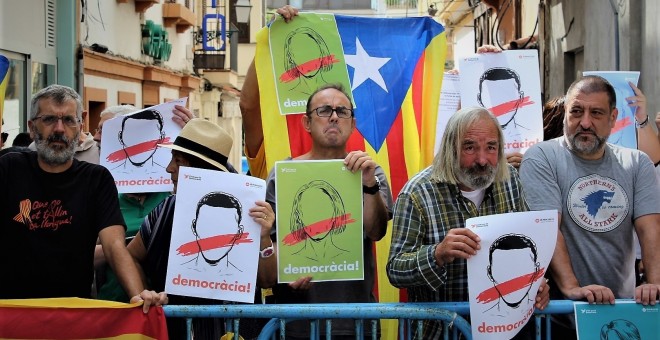 Algunos de los manifestantes que protestaron este sábado,en Palma de Mallorca, contra las acciones de Rajoy para frenar el referéndum en Catalunya. EUROPA PRESS
