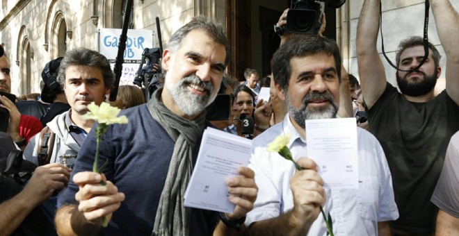 Jordi Cuixart, president d'Òmnium Cultural, mostra les paperetes a Plaça Universitat de Barcelona