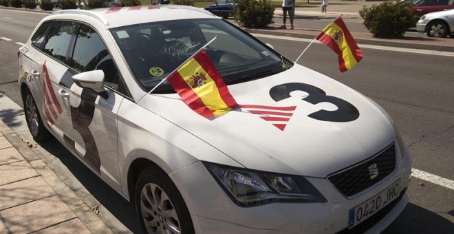 La tensión a las puertas del pabellón Siglo XXI, donde tiene lugar la asamblea extraordinaria de los cargos públicos y parlamentarios de la confederación de Unidos Podemos, ha crecido a lo largo de la mañana al ir en aumento el número de manifestantes que