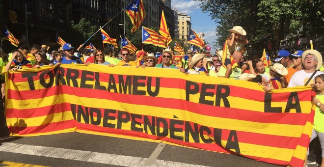 Veïns de Torrelameu, durant la manifestació de la Diada a Barcelona.