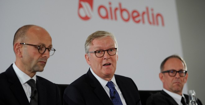 El presidente ejecutivo de Air Berlin, Thomas Winkelmann, flaqueado por otros directivos de la aerolínea, en una rueda de prensa en Berlin. REUTERS/Stefanie Loos
