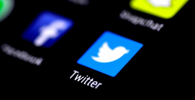 La aplicación Twitter en la pantalla de un teléfono móvil. / Reuters