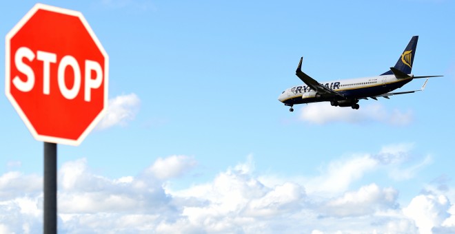 Un avión de Ryanair se aproxima al aeropuerto de Dublin. REUTERS/Clodagh Kilcoyne