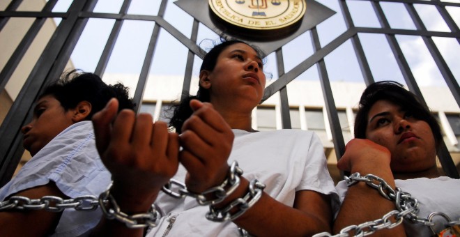 Fotografía de la manifestación en favor de legalizar el aborto en el Salvador. / Reuters