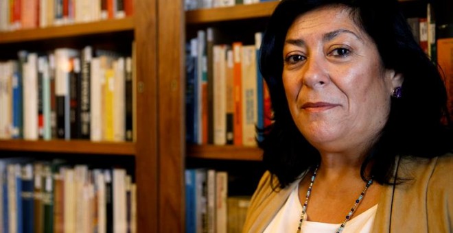 La escritora Almudena Grandes durante una entrevista sobre su nueva novela, 'Los besos en el pan'. EFE