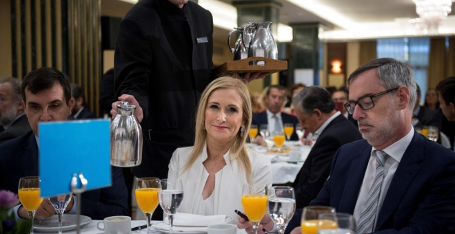 La presidenta de la Comunidad de Madrid, Cristina Cifuentes, y José Manuel Villegas, de Ciudadanos, entre los asistentes al desayuno informativo protagonizado por el líder de la formación naranja, Albert Rivera, celebrado en Madrid. EFE/ Luca Piergiovanni