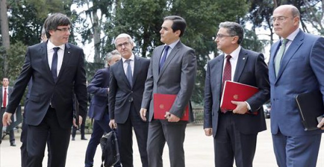 El presidente de la Generalitat, Carles Puigdemont (i), junto al coordinador del dispositivo policial del 1-O, Diego Pérez de los Cobos (d), el delegado del Gobierno en Cataluña, Enric Millo (2d), y el secretario de Estado de Seguridad, José Antonio Nieto