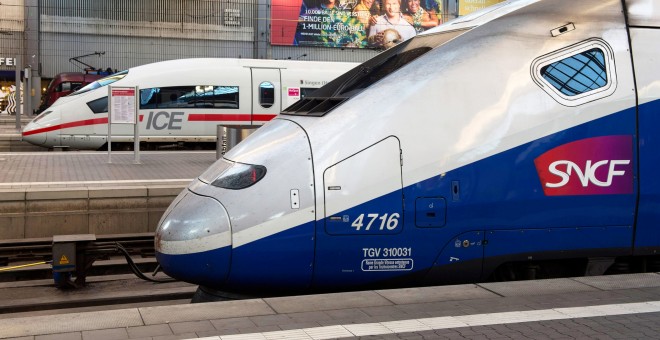 Un tren de alta velocidad de la operadora francesa SNCF, fabricado por Alstom, cerca de un tren de alta velocidad de la poeradora alemana ICE, fabricado por Siemens, en la estación ferroviaria de Munich. REUTERS/Lukas Barth