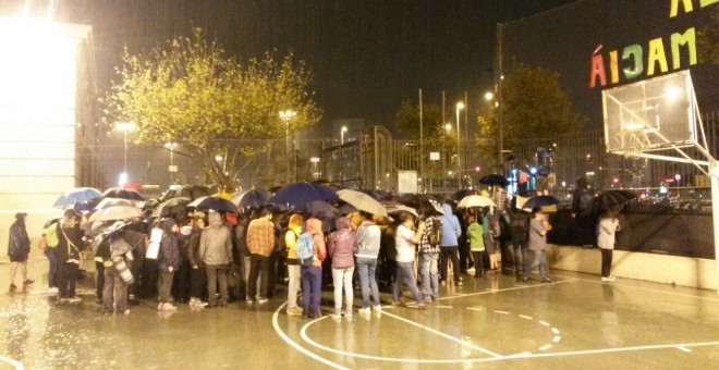 Los Mossos han llegado al colegio Francesc Macià de Barcelona, pero se han ido. Las personas allí concentradas les han dicho que estaban celebrando un torneo de ajedrez.