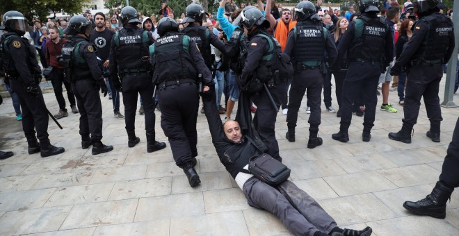 Carga policial en el colegio Ramón Llull de Barcelona./ REUTERS