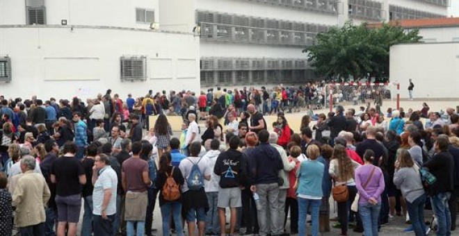 Numerosas personas hacen cola para votar el IES Antoni Martí i Franquès de Tarragona. Las sedes de los colegios 'electorales' del 1-O están viviendo una mañana protagonizada por la incertidumbre, las actuaciones policiales y los votos telemáticos, en una