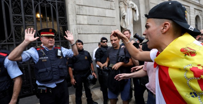 Un manifestante grita a un Mosso d'Esquadra frente al Ayuntamiento de Barcelona. REUTERS/Susana Vera