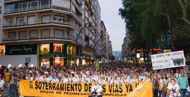 Miles de manifestantes contra el 'muro del AVE', el pasado sábado en Murcia (Foto: Carlos Trenor)