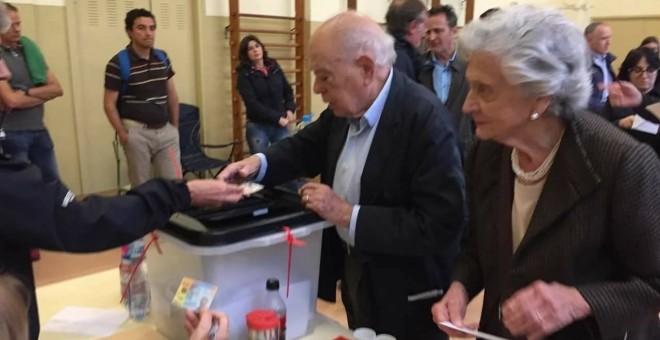 Jordi Pujol y Marta Ferrusola durante su votación en el referéndum.