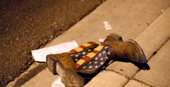 Un par de botas vaqueras abandonadas en la calle tras el tiroteo en Las Vegas que ha provocado medio centenar de muertos, en la peor matanza masiva en EEUU. REUTERS/Las Vegas Sun/Steve Marcus