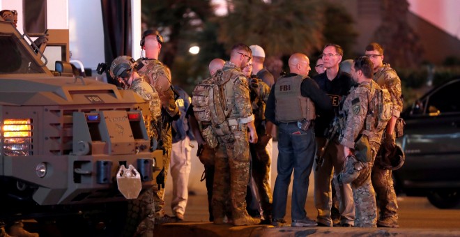 Agentes del FBI frente al hotel-casino Tropicanam, de Las Vegas, tras el tiroteo en el que han muerto medio centenar de personas. REUTERS/Las Vegas Sun/Steve Marcus
