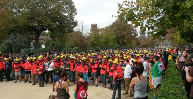 Una de les columnes de manifestants, encapçalada per bombers, arriba al Parlament de Catalunya, al Parc de la Ciutadella / J. K.