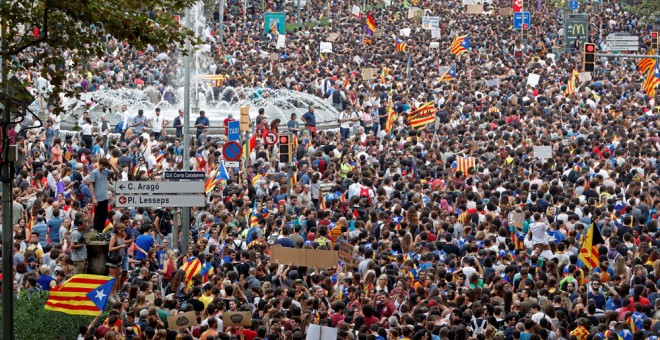 Miles de personas marchan en Barcelona contra las cargas policiales. REUTERS/Yves Herman
